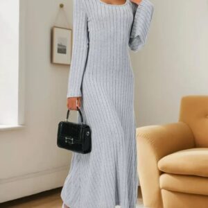 Vestido de falda acampanada y mangas largas acampanadas, con escote en la espalda