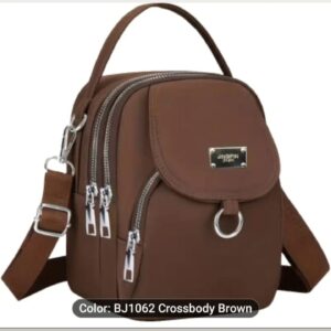 Bolso mediano, con tira larga ajustable, tres bolsillos con zippers