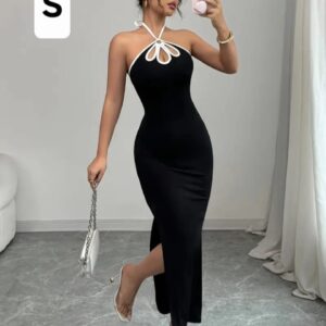 Vestido largo y ceñido, atado al cuello y abertura lateral