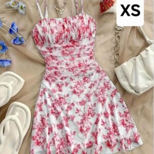 Vestido de tirantes y estampado rosa