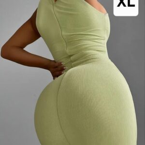 Vestido ceñido, con escote y cuello alto.