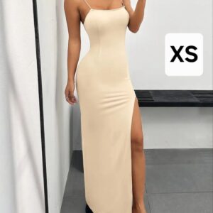 Vestido ceñido, largo de tirantes, con abertura en la pierna.