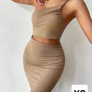 Vestido corto con espalda descubierta.