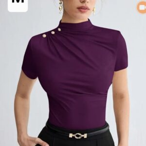 Blusa de cuello alto y botones.
