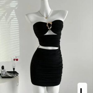 Vestido straple, corto y ceñido.