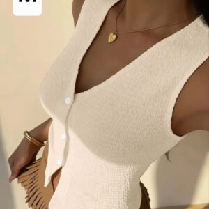 Blusa sin mangas con botones al frente.