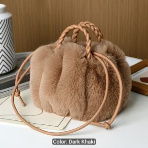 Bolso mediano de peluche con azas y correa larga.