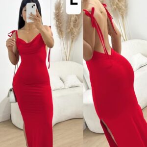 Vestido rojo de tirantes, espalda afuera.