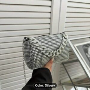 Bolso pequeño de cadenas y piedras.